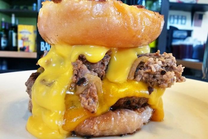 'Hambúrguer monstro' tem donut em vez de pães em restaurante nos EUA