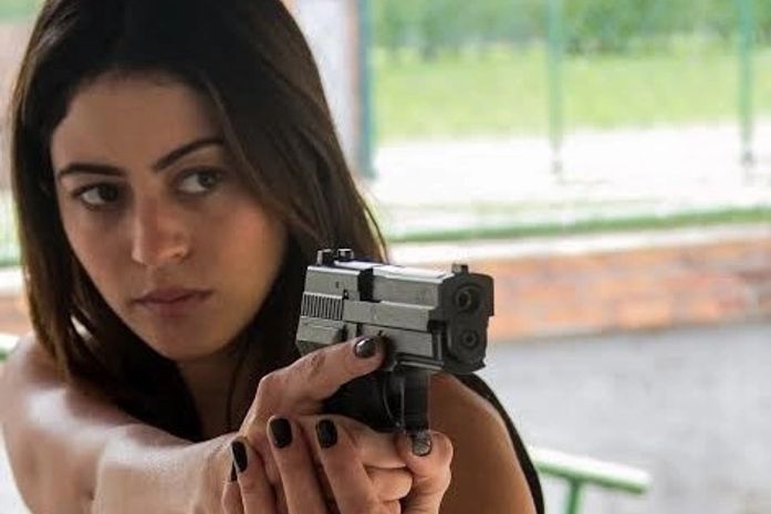 Carol Castro treina com arma para filme e fala da sua vida a dois: 'Não é hora de ter filhos'