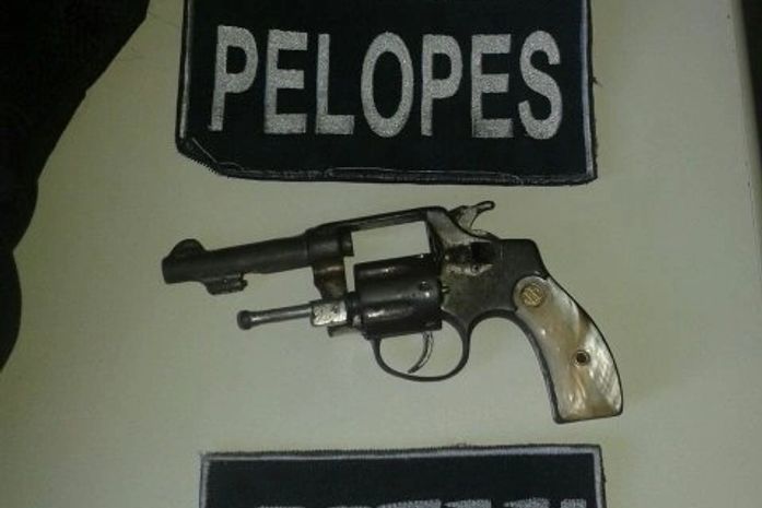 Adolescentes são apreendidos com arma e objetos furtados