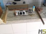 Facas, celulares e drogas são encontrados dentro da delegacia de Delmiro Gouveia