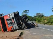 Carreta tomba na rodovia BR-101 e tem carga saqueada