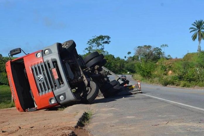 Carreta tomba na rodovia BR-101 e tem carga saqueada