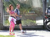 De barriguinha de fora e sem maquiagem, Anitta deixa academia na Barra da Tijuca 