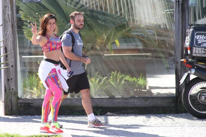 De barriguinha de fora e sem maquiagem, Anitta deixa academia na Barra da Tijuca