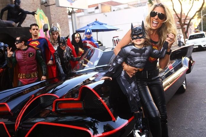 Adriane Galisteu faz festa de aniversário com o tema Batman para o filho, Vittorio