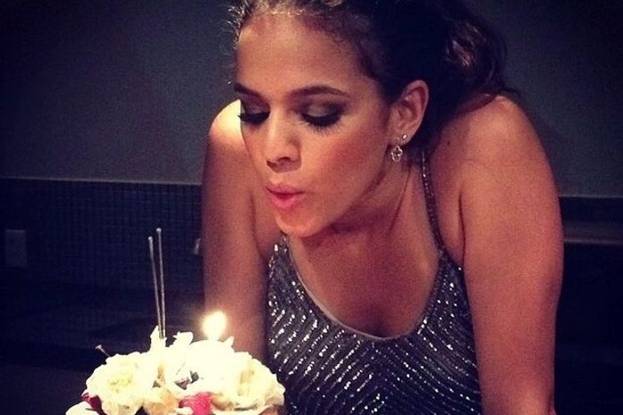 Marquezine apaga velinhas com look sexy e torta na cara em festa com Sasha