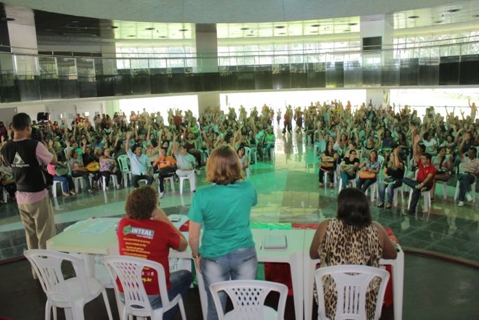 Servidores participaram de assembleia nesta terça-feira (05)