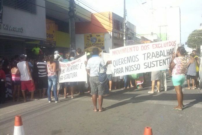 Ambulantes e moradores da Vila dos Pescadores fazem manifestação em frente à Câmara
