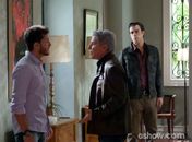 Flagra em Império! Enrico vê Cláudio e Léo juntinhos