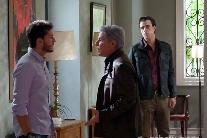 Flagra em Império! Enrico vê Cláudio e Léo juntinhos