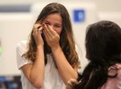 Bruna Marquezine devora fritas e milk shake e se diverte antes de voo aos EUA