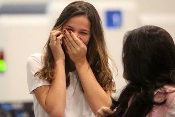 Bruna Marquezine devora fritas e milk shake e se diverte antes de voo aos EUA