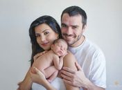 Fofura! Mariana Felício e Daniel Saullo posam com a filha recém-nascida