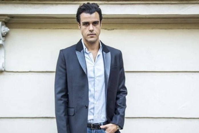 Na presença do pai bissexual, Enrico tenta expulsar lésbicas de restaurante