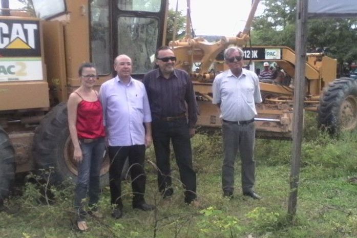 Prefeito Marquinhos acompanha chegada de máquinas para início das obras