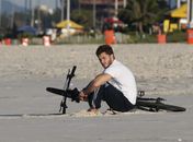 Após jornal noticiar fim de namoro, Klebber Toledo é visto pensativo na praia