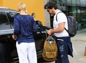 Com a mãe internada, Xuxa passa noite em hospital do Rio ao lado de Junno