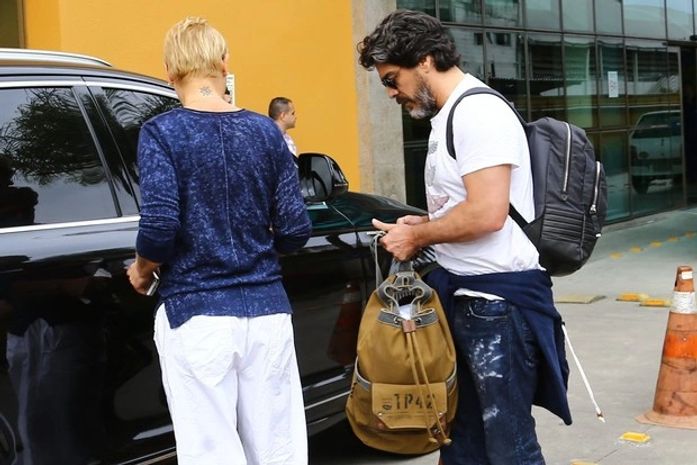 Com a mãe internada, Xuxa passa noite em hospital do Rio ao lado de Junno