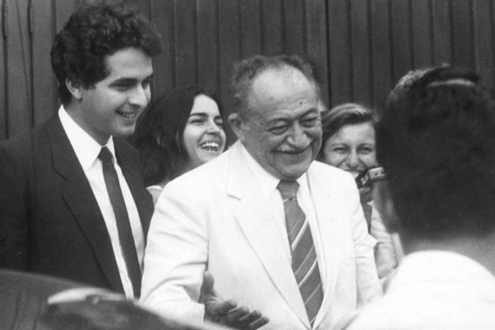 Em 1987, Eduardo Campos (esq.) deixa a casa do deputado Ulysses Guimarães em São Paulo ao lado de seu avô, Miguel Arraes
