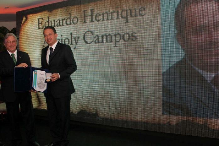Teo entre medalha de Mérito a Eduardo Campos