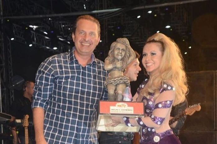 Eduardo Campos com Joelma, da Banda Calypso: grupo lamentou morte do candidato em seu Facebook