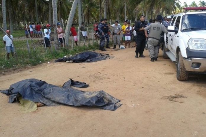 Pai e filho são assassinados por homens encapuzados enquanto caminhavam