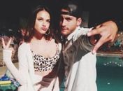 De barriguinha de fora, Marquezine faz biquinho com colega de filme nos EUA
