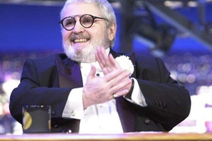 Jô Soares deixa hospital após 22 dias internado e já está em casa pensando em trabalho