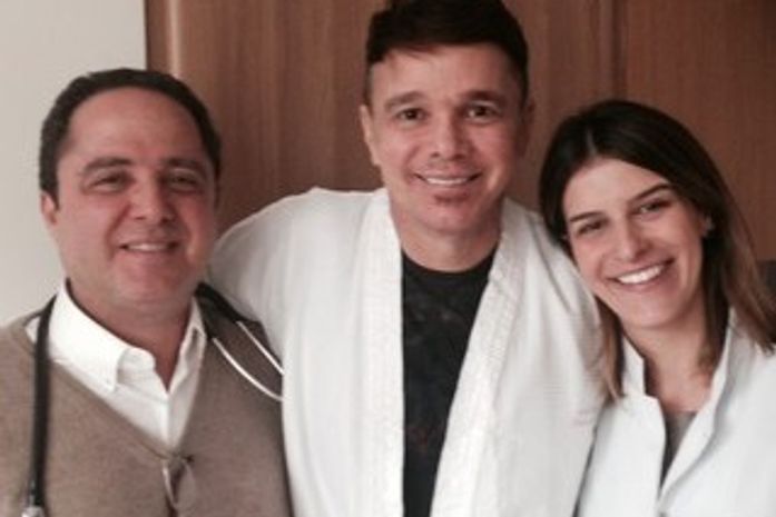 Cantor Netinho permanece internado para cuidar de tontura provocada por AVC