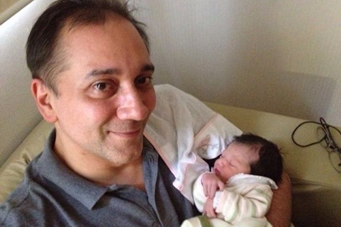 Após tragédia, vocalista do 'Biquini Cavadão' celebra nascimento da filha