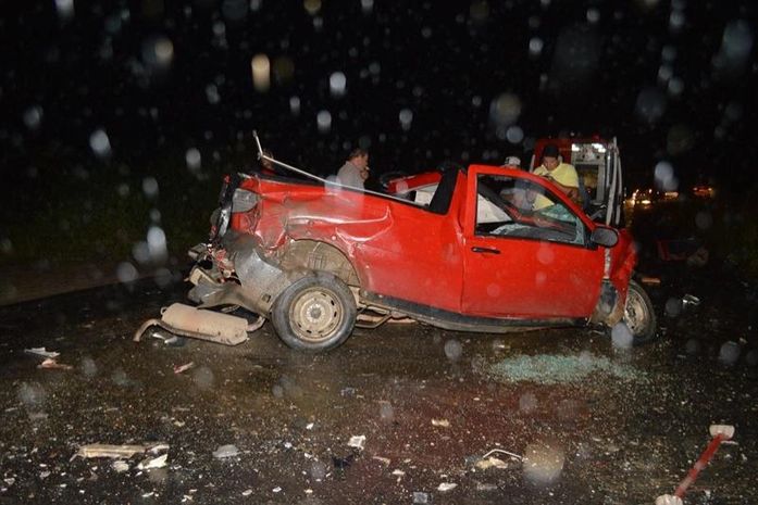 Carro ficou completamente destruído com a colisão 