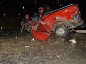 Carro ficou completamente destruído com a colisão 