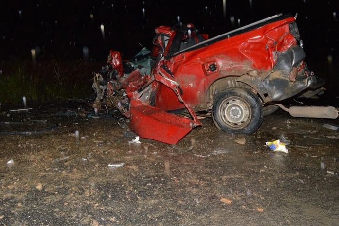 Carro ficou completamente destruído com a colisão