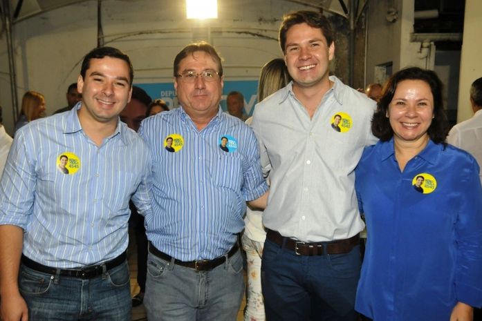 Pedro Viella com seus familiares, pai Elias Vilela, a mãe e o irmão