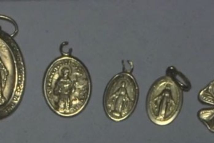 Medalhinhas foram encontrados por um pedreiro