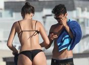 Curtindo a vida! Atriz Bruna Marquezine vai à praia em Los Angeles acompanhada