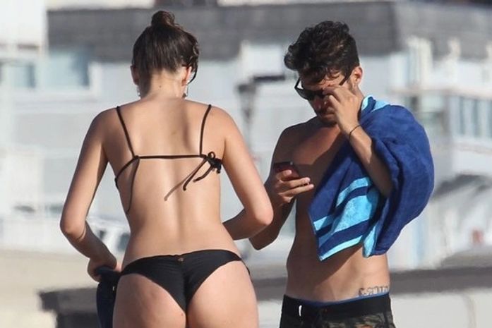 Curtindo a vida! Atriz Bruna Marquezine vai à praia em Los Angeles acompanhada