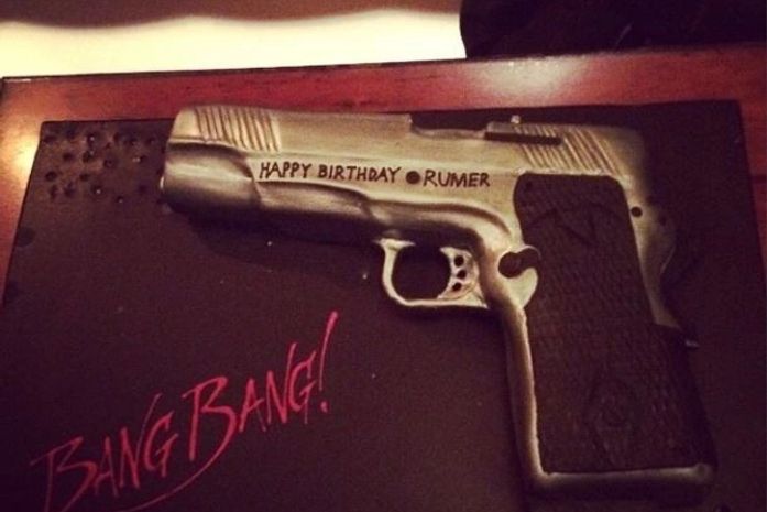 Demi Moore presenteia filha com bolo de aniversário em formato de arma