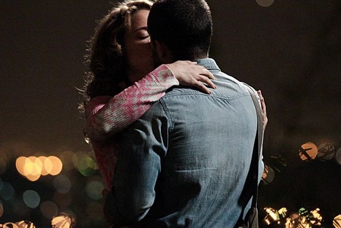 Paixão de infância! Cristina e Vicente se beijam sob a luz do luar