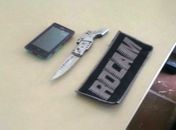 Celular da vítima e arma do acusado