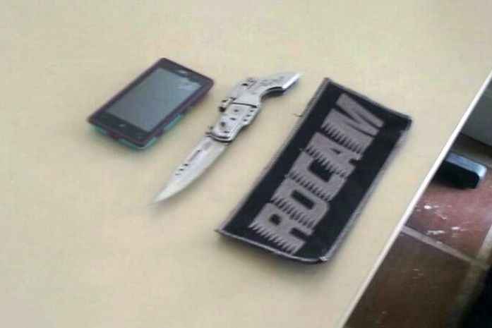 Celular da vítima e arma do acusado
