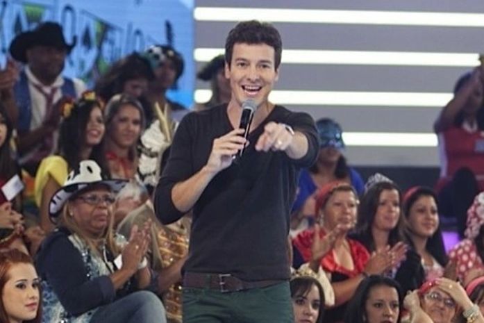Em um mês, Rodrigo Faro ganha salário de um ano de diretores da Record