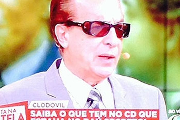 Ronaldo Ésper cria saia justa ao desmentir diretor do "Tá Na Tela" ao vivo