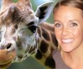 Amanda Hall foi multada em R$ 1.550 por assediar girafa 