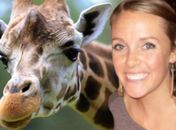 Amanda Hall foi multada em R$ 1.550 por assediar girafa 