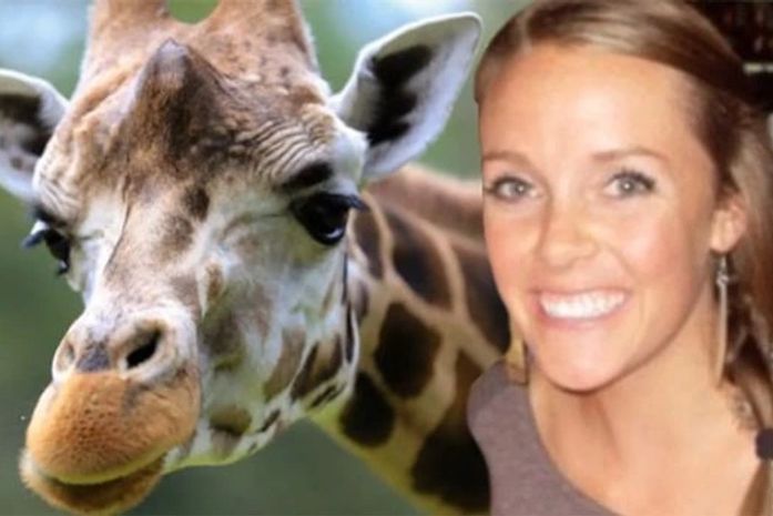 Amanda Hall foi multada em R$ 1.550 por assediar girafa