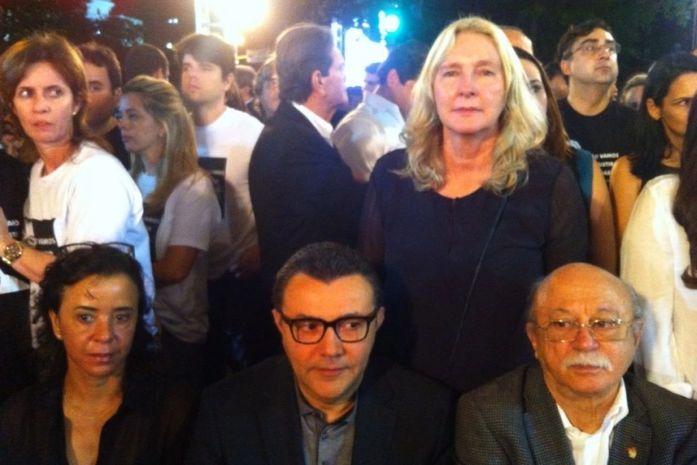 Katia Born de preto no velório do Eduardo Campos ao lado do Roberto Amaral