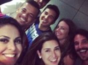 Alinne Rosa postou uma foto ao lado de Fernanda Paes Leme e de amigos de Neymar em Barcelona