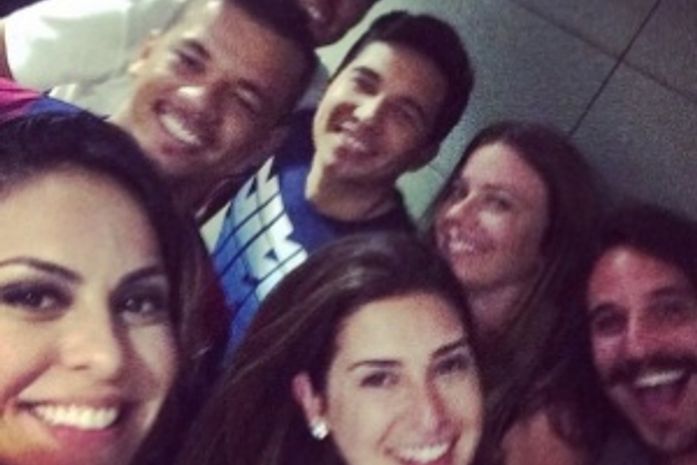 Alinne Rosa postou uma foto ao lado de Fernanda Paes Leme e de amigos de Neymar em Barcelona