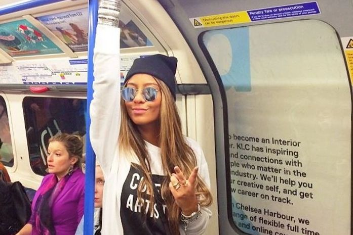 Rafaella Santos pega metrô para estudar em Londres e lê críticas: 'Irmão bancando'